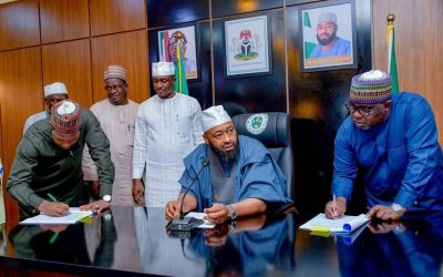 The Niger State Government has signed contracts worth N30.5 billion for two major projects: the transformation of Shiroro Hotel into the Ibrahim Badamasi Babangida University Teaching Hospital (IBBUTH)