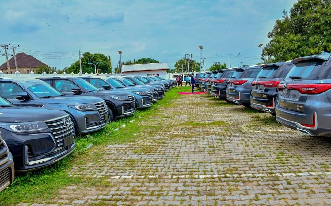 FARMER GOVERNOR UMARU BAGO PRESENTS VEHICLES TO HIGH COURT JUDGES, SECURITY CHIEFS, STUDENT ASSOCIATIONS AND RELIGIOUS LEADERS