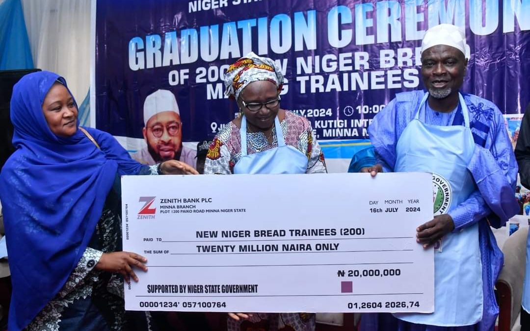 FARMER GOVERNOR UMARU BAGO PRESENTS N20 MILLION CHEQUE AS STARTER PACK TO 200 TRAINEES OF THE NEW NIGER BREAD PRODUCTION