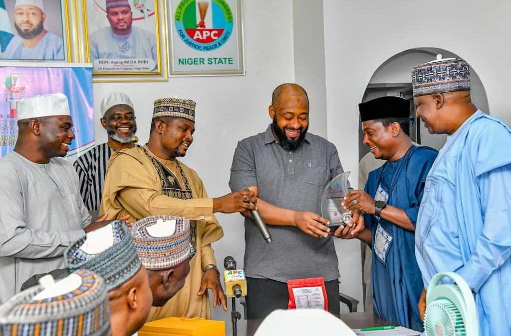 FARMER GOVERNOR UMARU BAGO RECEIVES MERIT AWARD FROM APC NIGER STATE CHAPTER