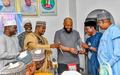 FARMER GOVERNOR UMARU BAGO RECEIVES MERIT AWARD FROM APC NIGER STATE CHAPTER