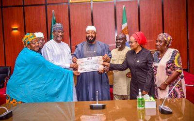 FARMER GOVERNOR UMARU BAGO DELIVERS N100 MILLION CHEQUE TO FUT MINNA